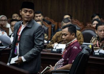 Dua saksi dari pihak terkait Anas Nashikin (kiri) dan Candra Irawan (kanan)