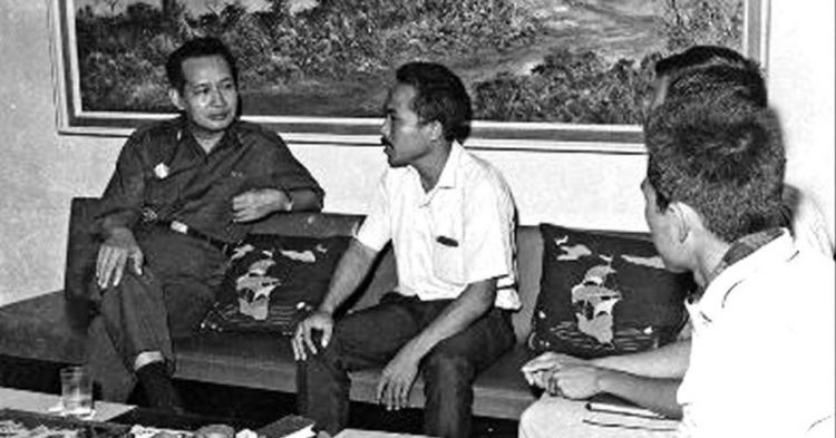 Menpangad Letjen TNI Soeharto menerima delegasi KAMI (Kesatuan Aksi Mahasiswa Indonesia), salah satu organisasi anti-komunis. (Perpusnas RI).