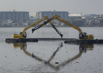 Petugas Pemprov DKI Jakarta melakukan pengerukan lumpur di Waduk Pluit, Jakarta, Selasa (11/6/2019). Asisten Sekretaris Daerah Bidang Pembangunan dan Lingkungan Hidup Provinsi DKI Jakarta Yusmada Faizal mengatakan bahwa waduk tersebut mengalami pendangkalan karena sengaja dikosongkan guna mengantisipasi musim penghujan. ANTARA FOTO/Muhammad Adimaja/foc.