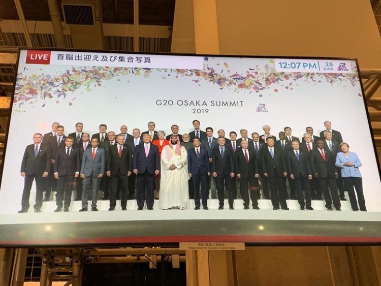 Presiden Jokowi berfoto bersama pemimpin negara lain di KTT G20. [Detik]
