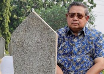 SBY menatap makam sang istri, Ani Yudhoyono (Instagram)