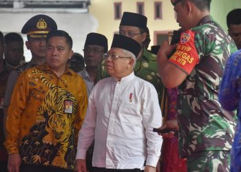 Wakil Presiden Ma'ruf Amin (tengah) menyimak penjelasan Danrem 162/WB Kolonel Czi Ahmad Rizal Ramdhani (kanan). ANTARA FOTO/Ahmad Subaidi/wsj.